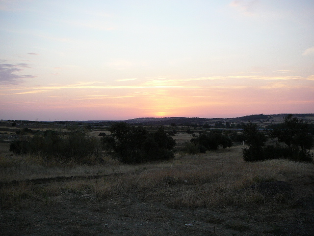 Un spectacle toujours étonnant. Un coucher de soleil sur la plaine.