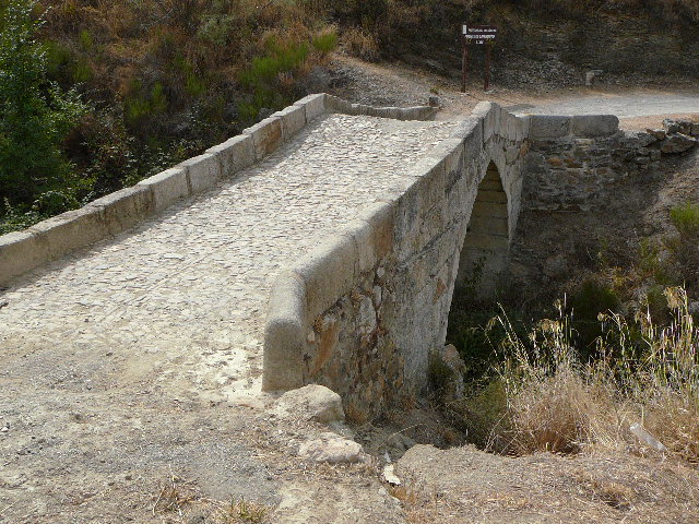 Pont médiéval <i>San Benito</i> Le village est à moins d'un kilomètre, et il fait très chaud ce jour à 12 h 43 m 33 s, heure de la prise de ce cliché.
