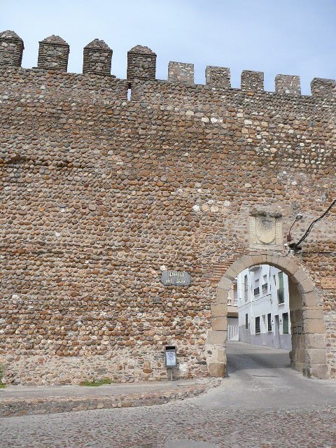 Porte dans la muraille Une des deux portes qui permettent de franchir la muraille.