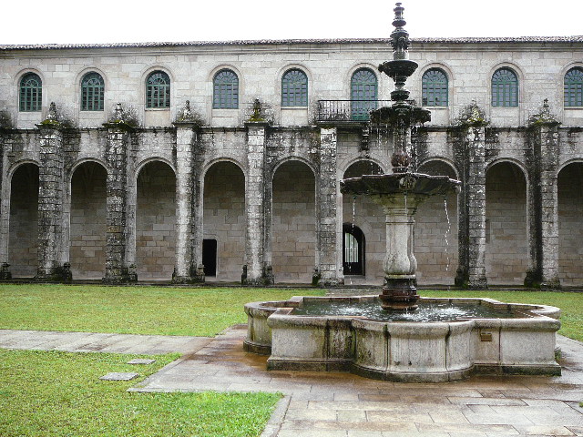 Les deux étages de galerie du troisième cloître du Monastère d'<i>Oseira</i> Ces 2 étages étaient rendus nécessaires du fait du nombre important de résidents dans le monastère.