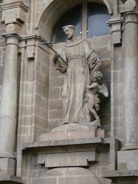 Sculpture de <i>San Francisco</i> au fronton de l'église <i>San Francisco</i> 