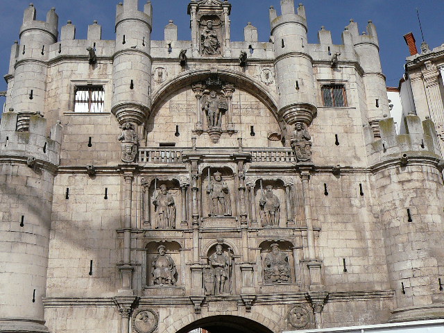 Arc de <i>Santa María</i> Une porte d'entrée de l'ancienne ville.