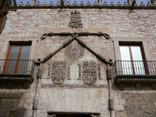 10 Burgos Détail de la façade de la <i>Casa del Cordón</i> à Burgos